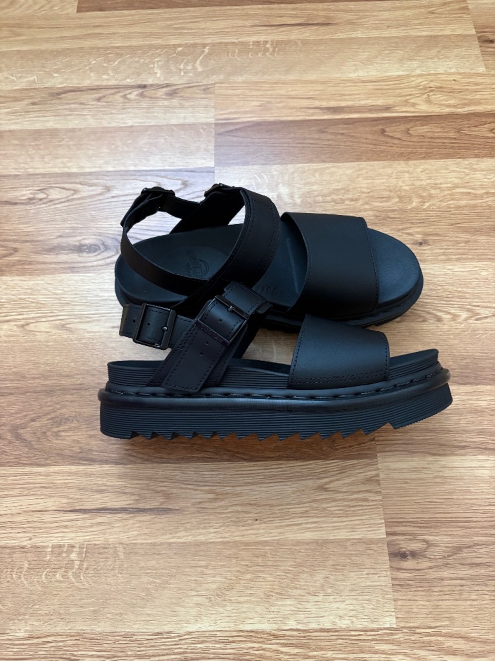 NWOT Dr. Martens Women’s Voss Hydro leather Sandals